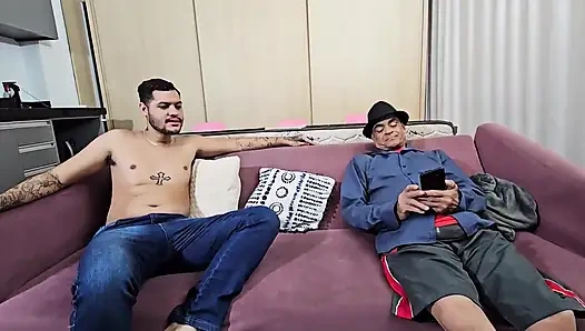 Я, Агата, всасывает, пока отчим дремлет — подруга жены трахает пасынка