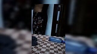 Esposa indiana trocando de roupa, marido fazendo vídeo