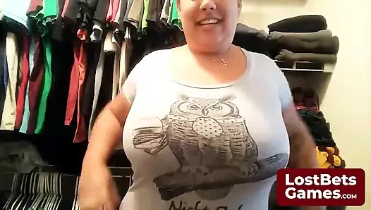 Pecundang pertandingan strip terakhir, ditinggalkan hanya dalam bra-nya