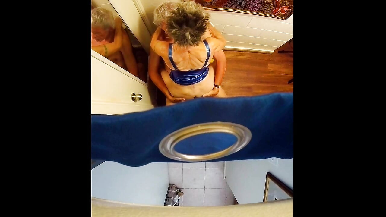 Nós fizemos um gloryhole e depois nos divertimos