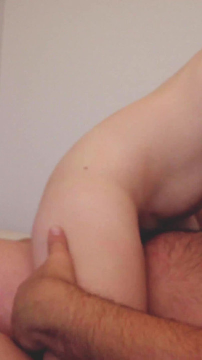 Elle reçoit un creampie après s’être fait baiser brutalement | Clip 1