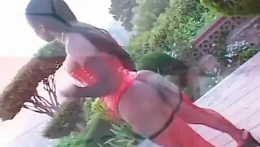 Siyah adam genç zenci kadının götünü parçalıyor