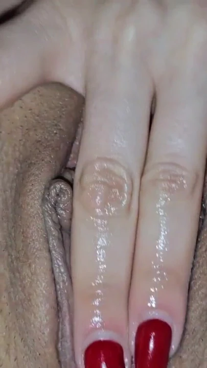 热辣熟女玩弄她湿润的阴户，而他则在她真正自慰的旁边抚摸他的鸡巴 | 短片 3