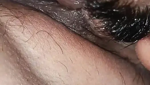 Kakak iparku minum air dari memekku