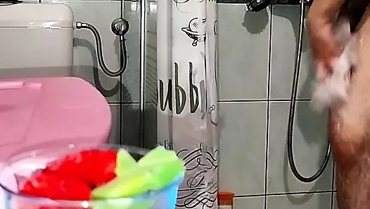 Büyük götlü eşcinsel duş alıyor