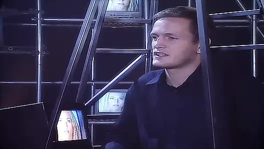 Юной блондинке трахает ее задницу большой хуй