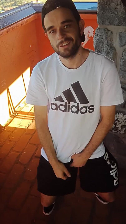 Onunla şortla oynuyor