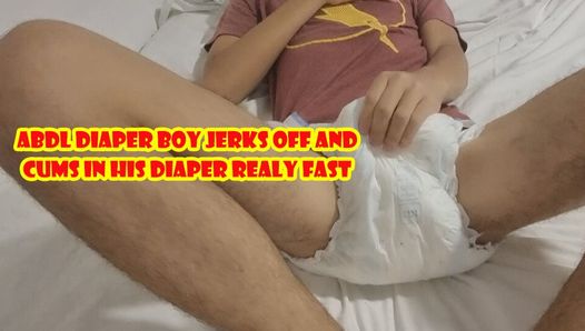 Abdl Diaper Boy si masturba nel suo pannolino molto rapidamente