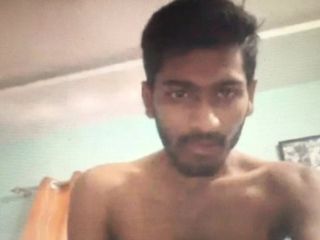 Owłosiony indyjski chłopak pokazuje penisa