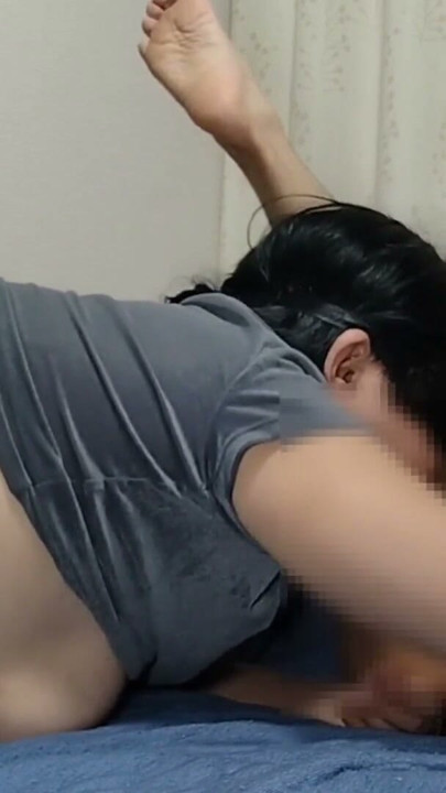 丰满巨乳的熟女妻子：丈夫在口交和舔肛中扭动身体，最后大量精液射进他的嘴里。 | 短片 1