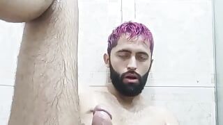 Camilo brown si cewek latino dengan kontol besar menggunakan minyak dan vibrator di kamar mandi untuk muasin dirinya sendiri sampai orgasme intens