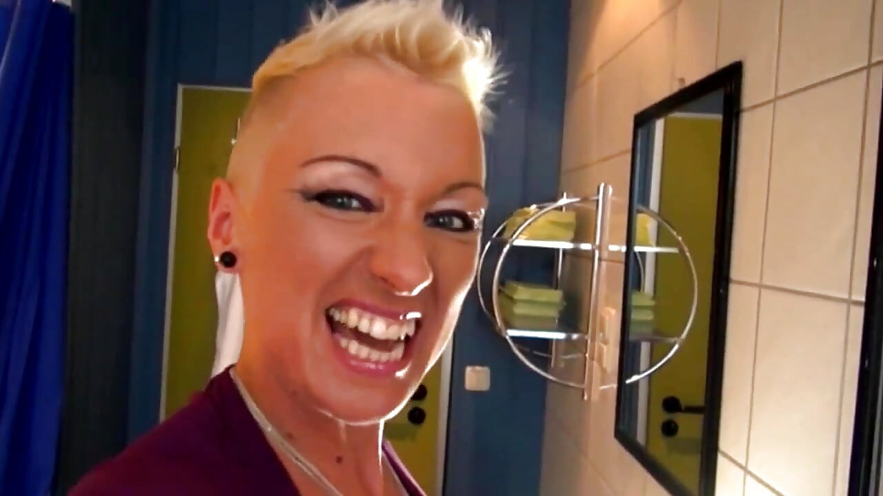 Menina peituda tesuda gosta de foder um pau duro e grande e depois chupa com prazer