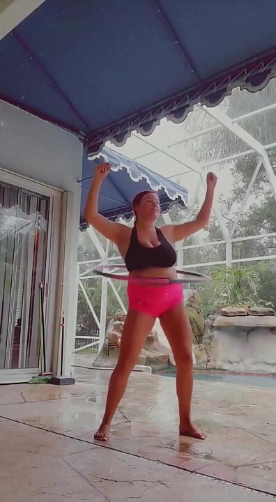 雨天赤裸上身的泳池边锻炼! 你会成为我的私人教练吗？