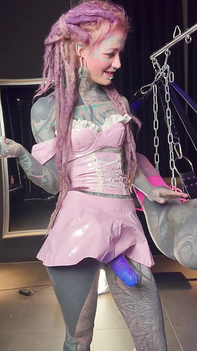 Gothic Ink Queen niszczy otwór analny za pomocą ogromnego paska