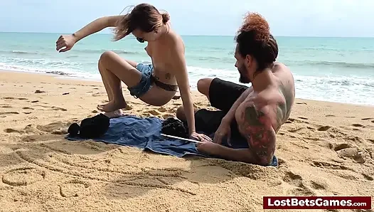Ein geiles paar, das strip tic tac zehen am strand spielt
