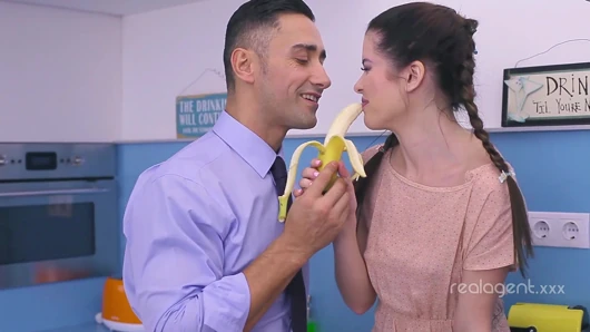 A man seduces inexpirienced stunning teen and fucks her wet pussy