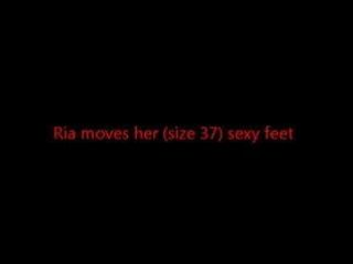 Riaがセクシーな（サイズ37）足を動かす