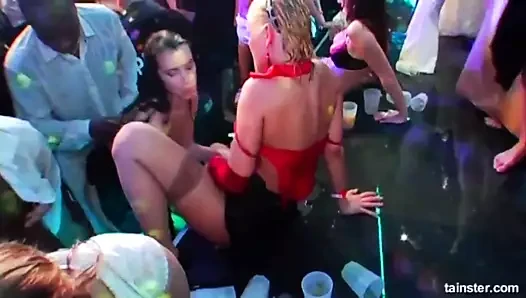 Novias sexy follan en público