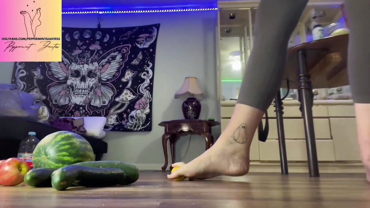 Størrelse 16 Barefoot Fruit Crush Giantess Destruction