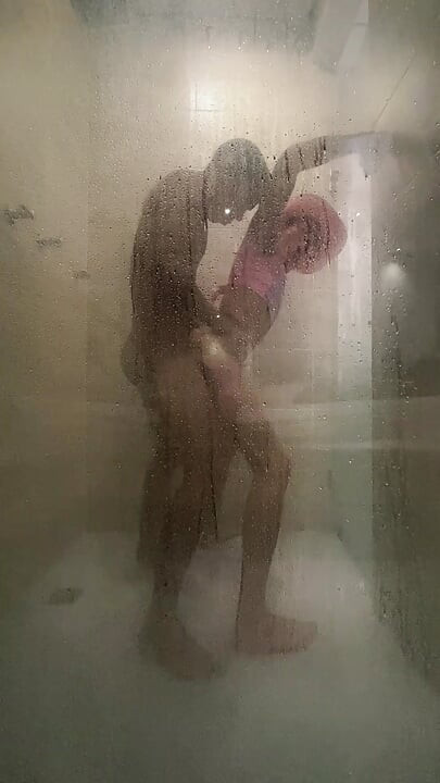 FEMBOY GETS FUCKED BY A STRANGER IN THE BATHROOM OF THE HOTEL WHERE SHE IS ON VACATION WITH HER FAMILY