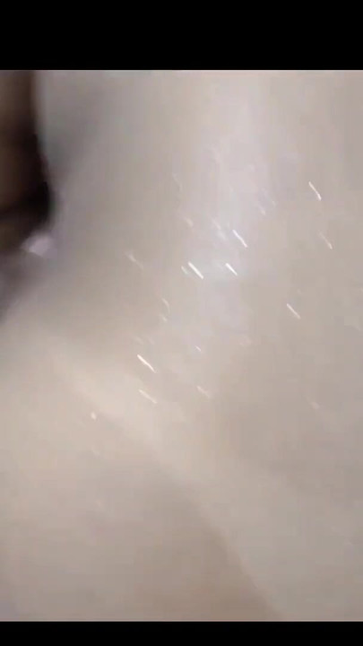 “淫荡继母给她饥渴的继子惊喜，并在继父不知情的情况下操他”