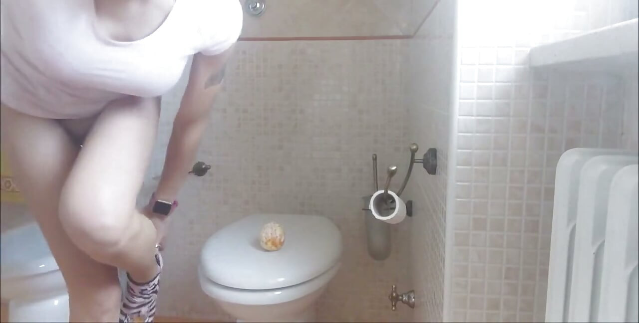 A Beautiful Pee... on Orange! I Must Be Crazy or Perverted