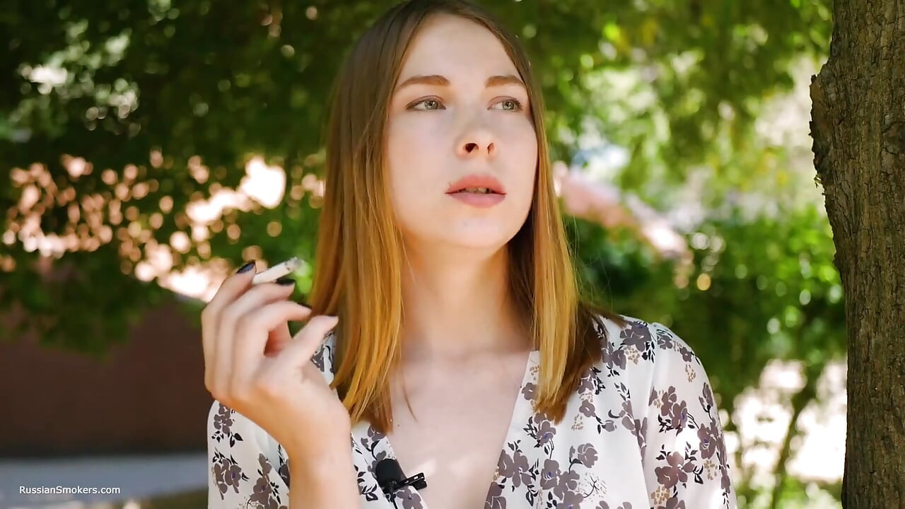 Evgeniya erős 120 mm-es cigarettát szív