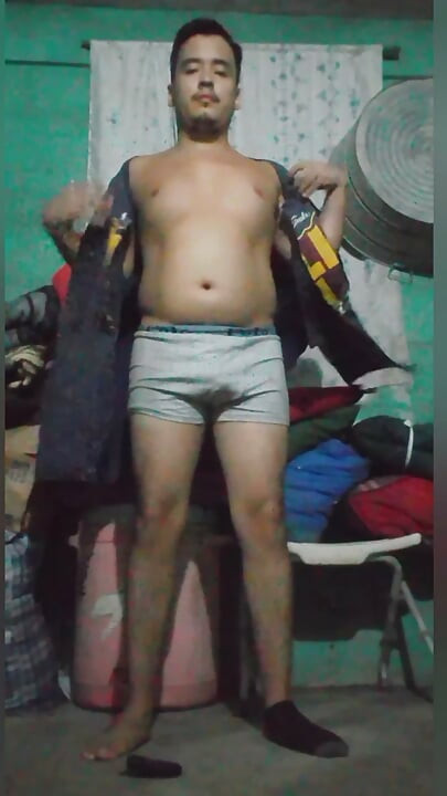 Jesus de boxers a puxar o pénis 186