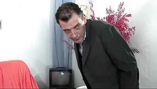 Симпатичную юную шлюшку трахают на диване