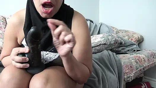 Algerian Hot Wife Makes Her Pussy Squirt