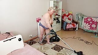 義母は裸で部屋に掃除機をかけます