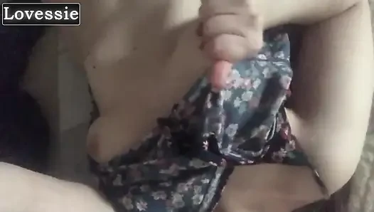 Orta yaşlı seksi kadın evde büyük bir yarak olmadan sıkılıyordu, bu yüzden kendini parmaklarıyla orgazm etti - lovessie