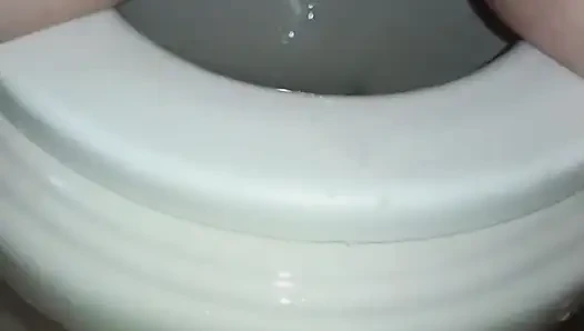 Aku lagi asik muasin memekku pakai celana dalam seksi ini!