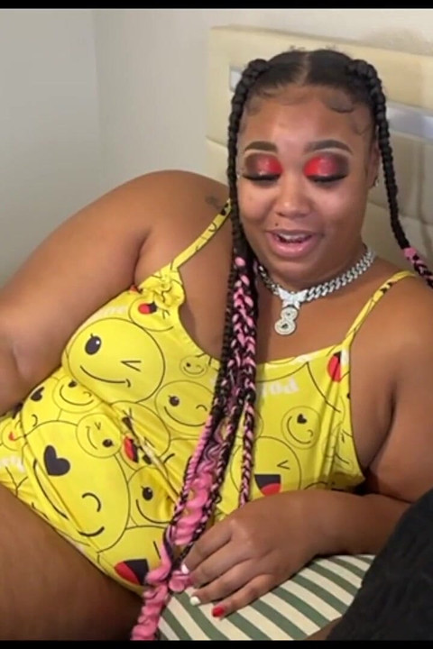 Roommates Secret Romance Queen Monroe with Mrblvckrose