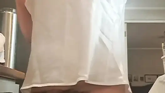 Suamiku merekamku tanpa celana dalam di dapur