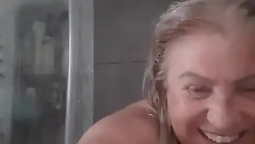 Azgın bayan Fina ile duş al ve mastürbasyon