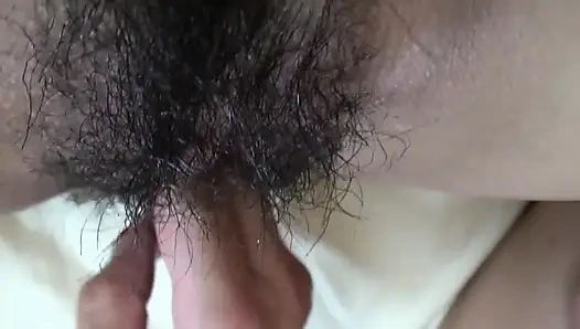 Genç kız mastürbasyonu ve yarakları seviyor!