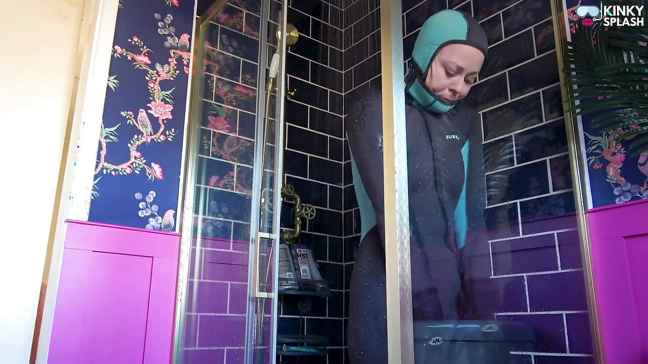 Missão completa exercício de descontaminação de roupa de mergulho com agente Lucy