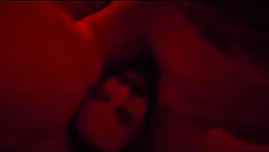 Сексуальная становится влажной с порцией спермы и по-прежнему продолжает идти с большим хуем во всех 3 дырках, кончая повсюду, затем играет с очком