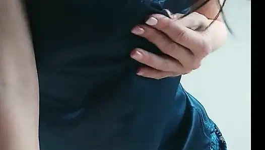 MILf erotisch bewegt sich und wackelt mit ihrem arsch, sie will wirklich, dass dein schwanz in ihren arsch kommt! Ginnagg