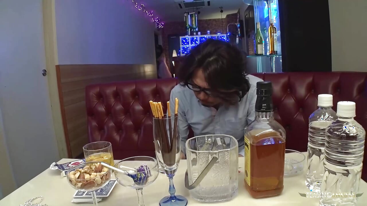 המפגש המענג מסתיים בכך שהאישה האסייתית המהממת מקבלת גירוי אוראלי וחווה שפיכה בתוכה