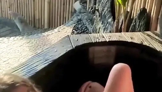 Трахаю молодую пару на веранде на улице
