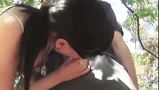 Текущую мокрую киску жестко трахнули в миссионерской позе