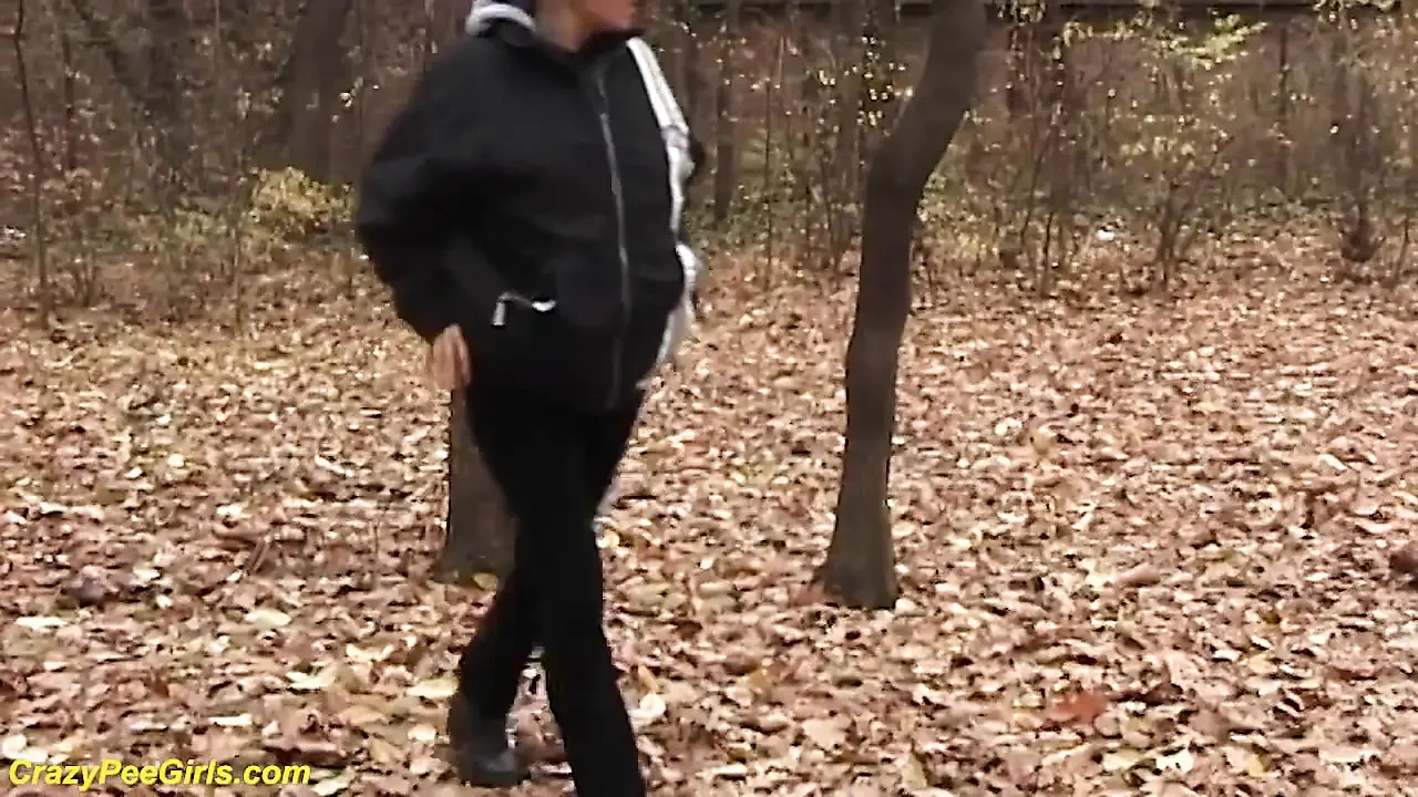 年轻的小妞在公园里撒尿