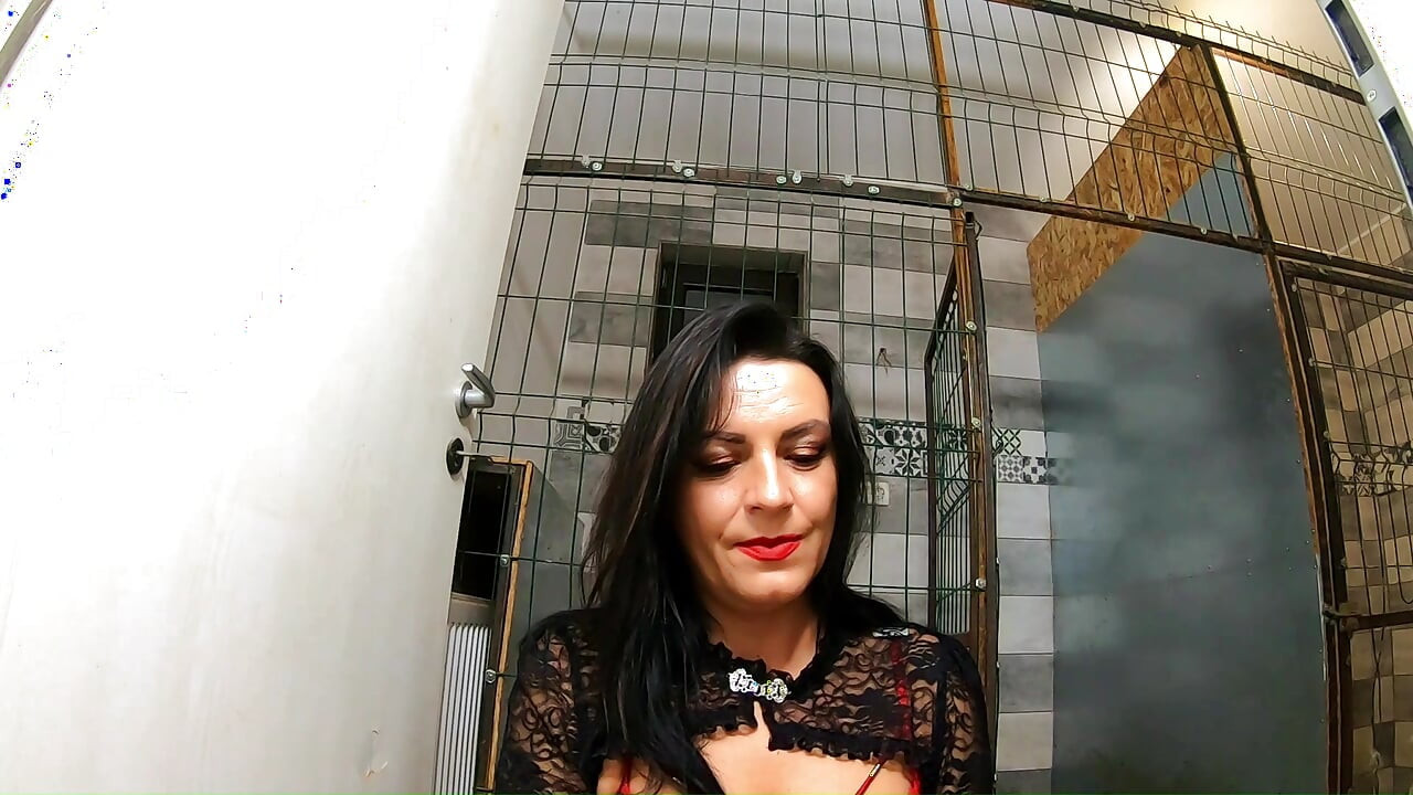 Taniec w klatce MILF. Czerwona bielizna, bodystocking i szlifowanie barów złośliwiec