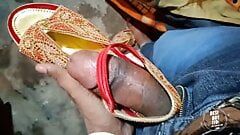 Szarpanie indyjski chłopak sperma na sandałach dziewczyny szarpanie spermy wideo na żądanie widza, chłopak szarpanie się i zabawy