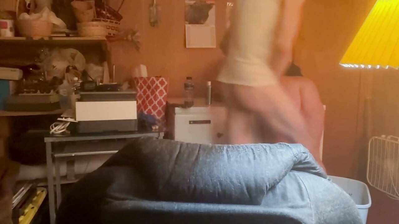 Se, mens jeg bliver rælet i kælderen oven på fryseren