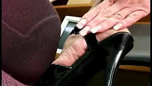 Büyük memeli sarışın ıslak amını parmaklıyor ve sonra dildoyla amını pompalıyor