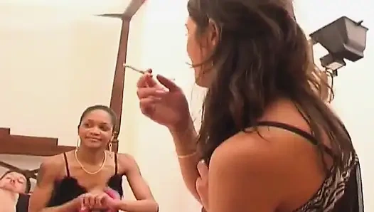 Голодных до члена французских крошок отшпилили в пизду в сексе вчетвером