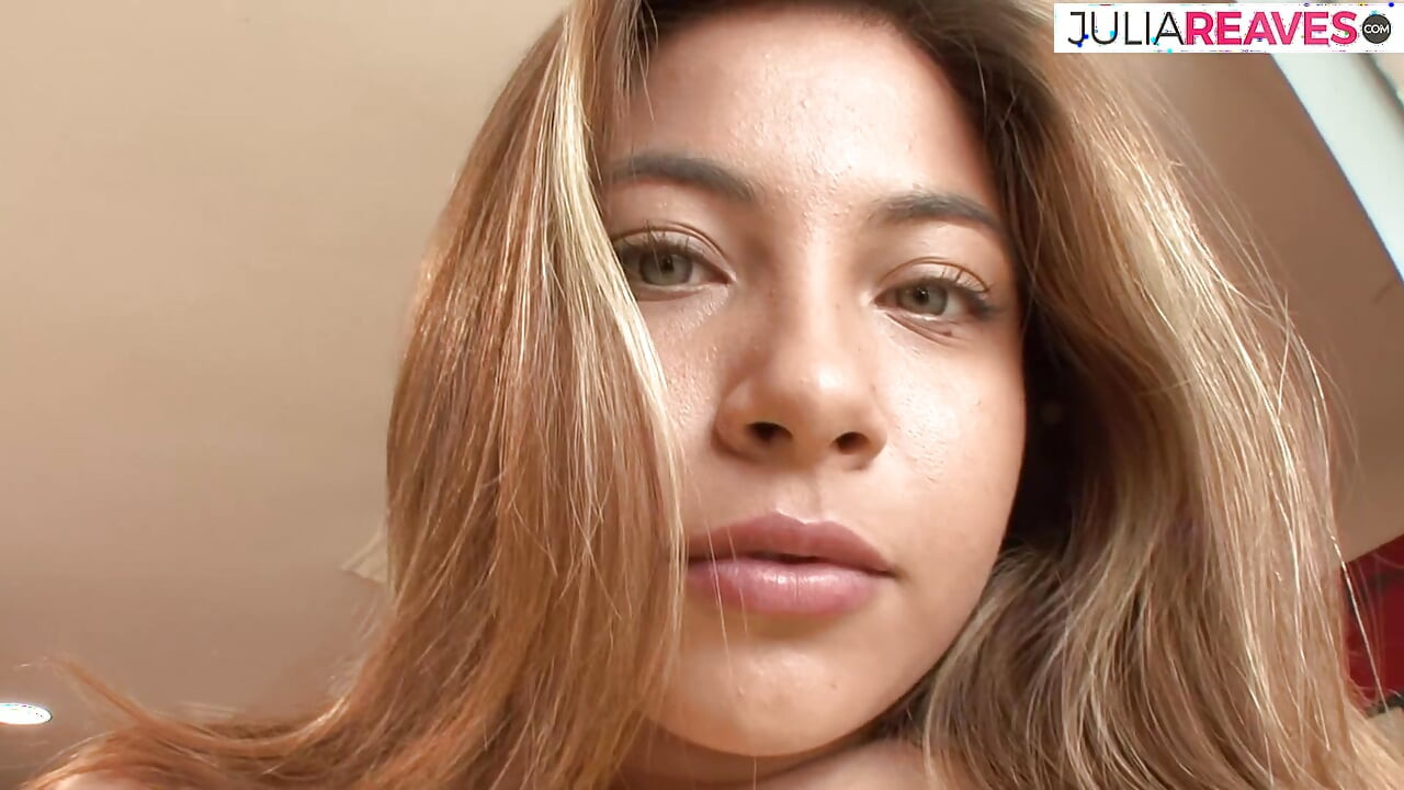 Sexy schätzchen stöhnt vor vergnügen, als ein riesiger schwanz ihre haarige muschi fickt, um abzuspritzen